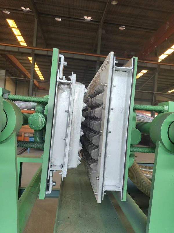 7เครื่องทําตู้ไข่ขนาดเล็กขนาด.5KW พร้อมพวงรูปทองแดง 7.5m*2.5m*2.2m